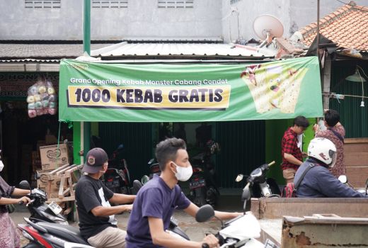 Di Jakarta Timur Ada Jajanan Kebab Monster, Harganya Murah Banget - GenPI.co