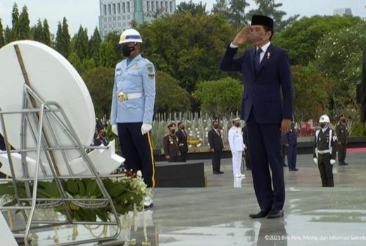Peringati Hari Pahlawan, Jokowi Tabur Bunga Ke Makam BJ Habibie - GenPI.co