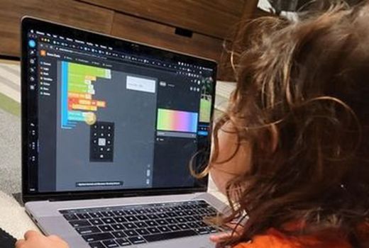 Luar Biasa! Anak Mark Zuckerberg Paham Coding Sejak Usia 3 Tahun - GenPI.co