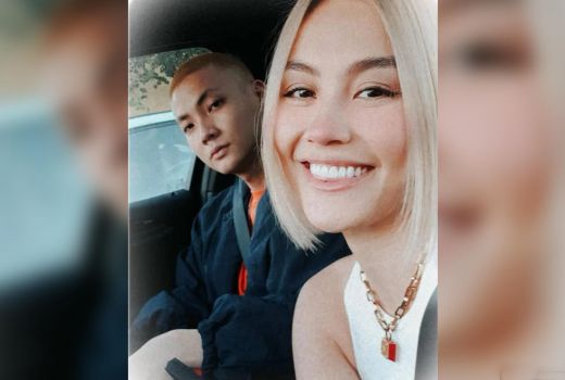 Pose Pacar Agnez Mo Adam Rosyadi dengan Cewek Cantik Bikin Heboh - GenPI.co