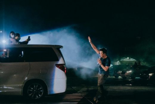 Spektakuler, Ariel NOAH Pakai Sepatu Roda untuk Sapa Penonton - GenPI.co