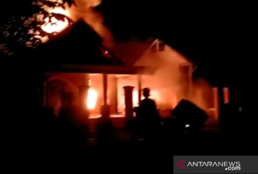 Kerusuhan Buton, Membara, Rumah dan Mobil Dibakar - GenPI.co