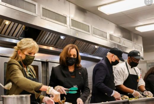 Turun ke Dapur Lokal, Joe Biden Ikutan Masak untuk Thanksgiving - GenPI.co