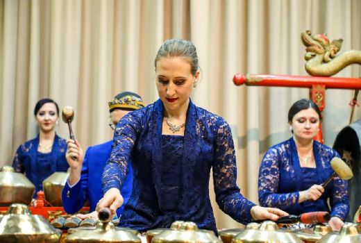 Bule-bule Cantik Rusia Lihai Bermain Gamelan, Pesonanya Wow - GenPI.co