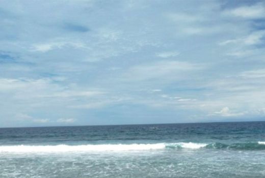 Pantai Selong Belanak Diterjang Air Laut Pasang, Warga Mengungsi - GenPI.co