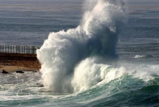 Gelombang Pasang Terjang Laut NTT, BMKG Beri Warning 6 Titik - GenPI.co