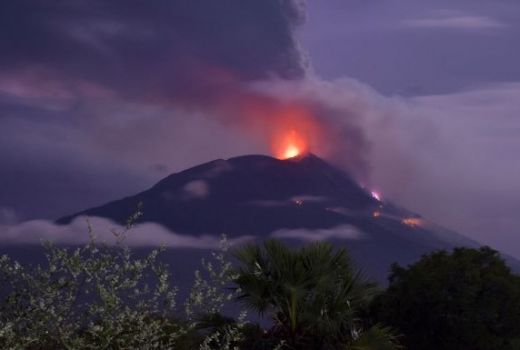 Status Siaga, Semeru Masih Muntahkan Awan Panas 3000 Meter - GenPI.co