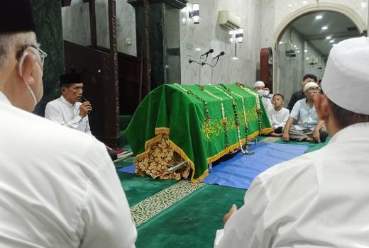 Hukum Tetesan Air Mata Jatuh ke Jenazah, Awas Jangan Gagal Paham - GenPI.co
