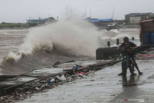 Gelombang Tinggi Terjang Laut NTT, BMKG Bunyikan Alarm Bahaya - GenPI.co