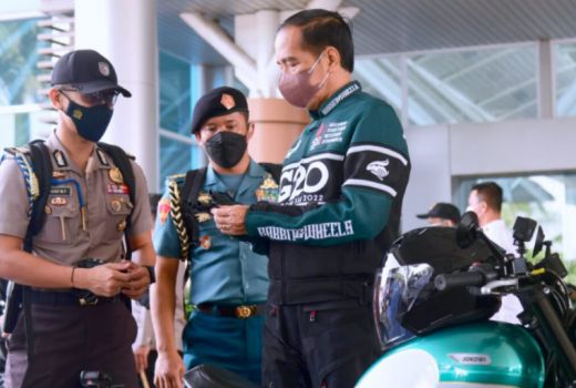 Melesat di ByPass Mandalika, Jokowi Kenakan Jaket G20 Indonesia - GenPI.co
