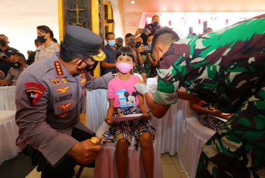 Kebut Vaksinasi Warga Maluku, Kapolri Listyo Minta 70% Terpenuhi - GenPI.co