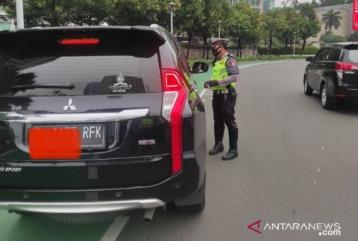 Polisi Tilang Puluhan Mobil Pejabat Pelat Nopol Khusus - GenPI.co