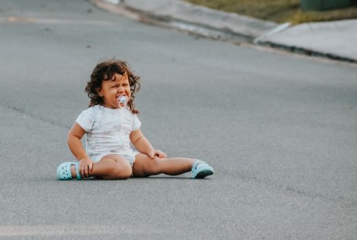 Tips Ampuh Orang Tua Menghadapi Anak Tantrum di Tempat Umum - GenPI.co