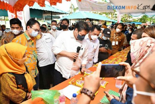 Menko Perekonomian Tinjau Pasar Murah dan Beri KUR ke Warga Kepri - GenPI.co