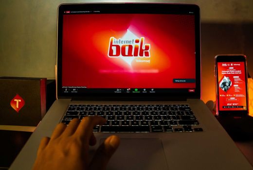 Kampanye #InternetBAIK, Telkomsel Edukasi Orang Tua Melek Digital - GenPI.co