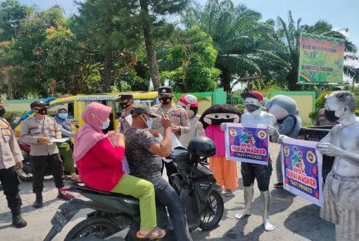 Gandeng Manusia Silver, Polres Karimun Bagikan Ribuan Masker - GenPI.co