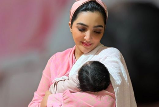 Gendong Baby Aurel Atta, Ashanty: Belum Bisa dilihat Mirip Siapa - GenPI.co