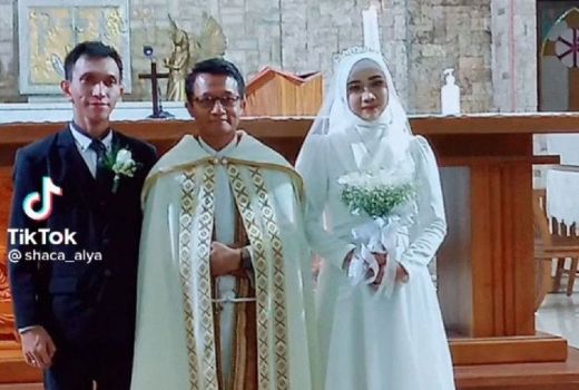 Viral Wanita Berjilbab Menikah di Gereja Semarang, Nih Kata MUI - GenPI.co