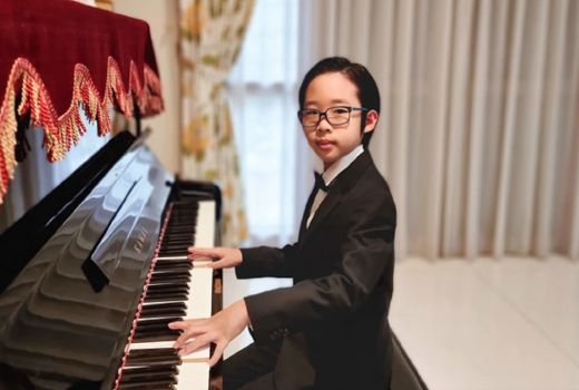 Clayton Happy Banget Juara 2 Open Piano Competition Hybrid 2022 - GenPI.co