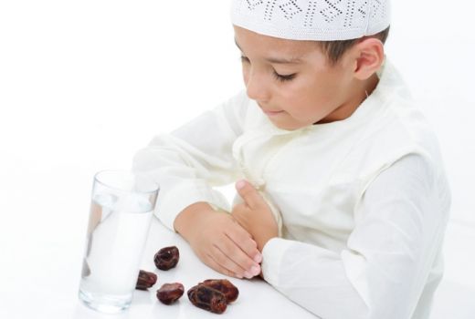3 Tahapan Mengajarkan Anak Puasa di Bulan Ramadan, Catat Moms - GenPI.co