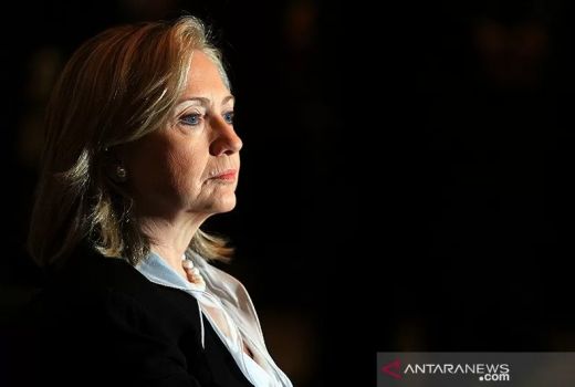 Hillary Clinton Tiba-Tiba Main Peran Jadi Janda Raksasa - GenPI.co