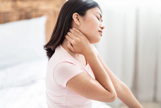 Sakit Leher Karena Salah Bantal, 3 Tips Mengatasinya - GenPI.co