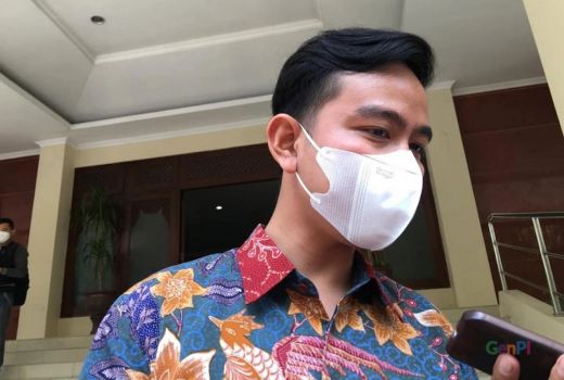 Gibran Rakabuming Kena Semprot Emak-emak - GenPI.co