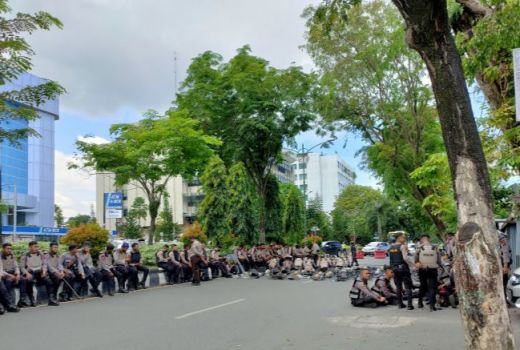Polisi Perketat Gedung DPR RI Jelang BEM UI Jemput Ketua DPR RI - GenPI.co
