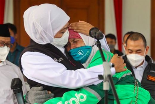 Khofifah Beri Pesan Menyentuh, Para Ojol Perempuan Menangis Haru - GenPI.co
