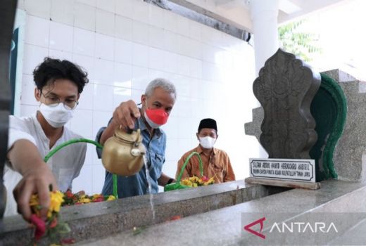 Ganjar Pranowo Ziarah ke Makam Pahlawan Nasional Saat di Sulsel - GenPI.co