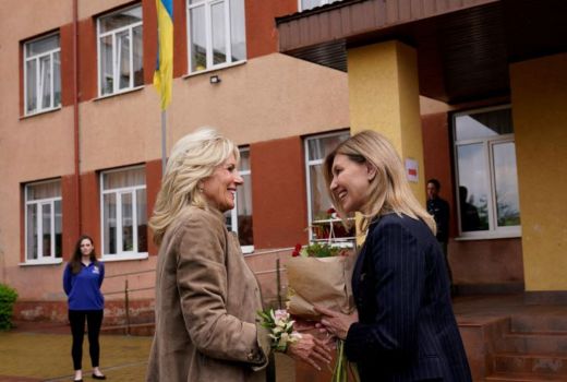 Tindakan Berani Ibu Negara AS, Mendadak Muncul di Ukraina - GenPI.co