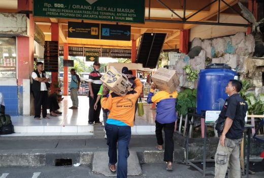 Porter Terminal Kampung Rambutan Dapat Bantuan Saat Pandemi - GenPI.co