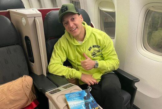 Tiba di Indonesia, Mesut Ozil Langsung Pamer Jamu dan Rendang - GenPI.co