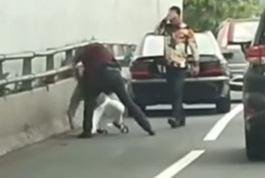 Viral, Pengemudi Berpelat RFH Beringas Gebuki Korban di Tol Gatsu - GenPI.co
