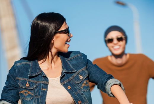 3 Ciri Wanita Mencintaimu Tapi Sulit Mengutarakan Rasa, Jleb! - GenPI.co
