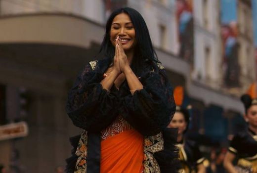 Pakai Batik, Anggun C Sasmi Nyinden di Jalanan Paris, Bangga! - GenPI.co