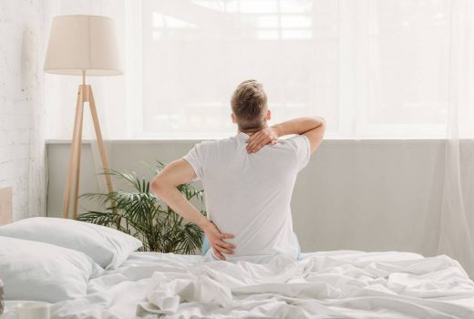 3 Posisi Tidur Direkomendasikan untuk Orang yang Sakit Punggung - GenPI.co