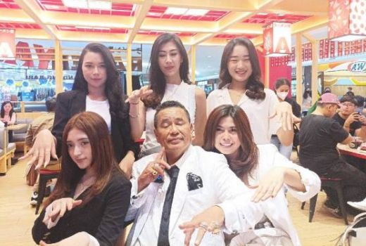 Makan Ramen Bareng, Hotman Paris Disuapi Aspri dengan Mesra - GenPI.co