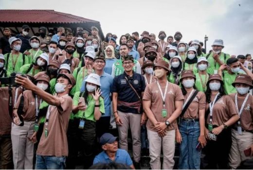 Dongkrak Wisata Lombok, Sandi Uno Ajak Ratusan Mahasiswa Piknik - GenPI.co