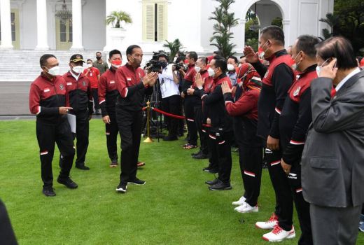 Menpora Dampingi Jokowi Serahkan Bonus SEA Games 2021 - GenPI.co