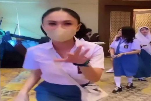 Duh, Yuni Shara Bikin Gemas Pakai Seragam SMA - GenPI.co