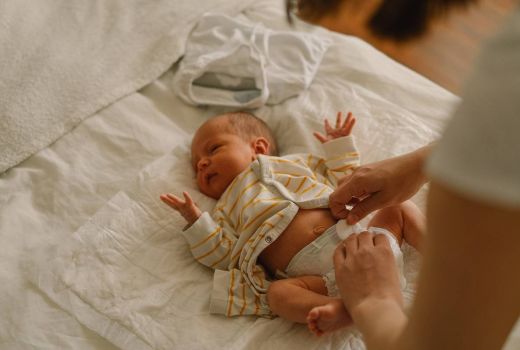 Berapa Suhu Air yang Pas untuk Memandikan Bayi? - GenPI.co