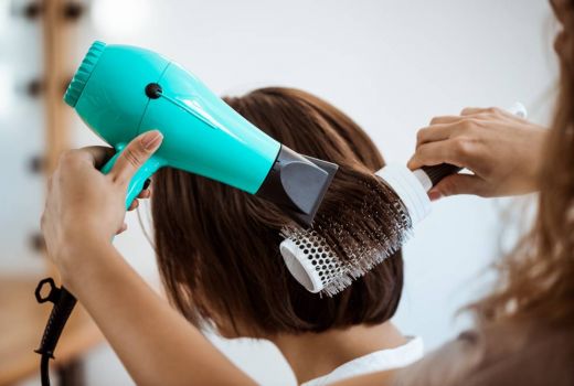 Hati-hati, Terlalu Sering Pakai Hair Dryer Bikin Rambut Rusak - GenPI.co