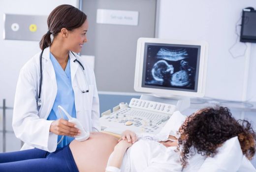 Antara Bidan dengan Dokter Kandungan, Mana yang Lebih Baik? - GenPI.co