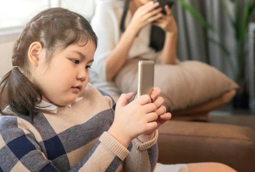 Kecanduan Gadget Bisa Ganggu Mental Anak? Ini Penjelasannya - GenPI.co