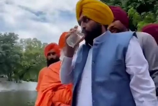 Nekat Minum Air Sungai Suci, Pejabat ini Berakhir di Rumah Sakit - GenPI.co