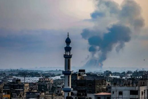 Perang Berkecamuk, Serangan Udara Israel Menewaskan 20 Orang di Gaza Tengah - GenPI.co