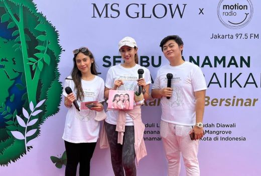 Bantu Perbaiki Alam, Ms Glow Bagikan Tanaman Hias di CFD - GenPI.co