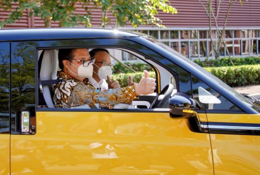 Menko Airlangga Jajal Mobil Listrik Wuling - GenPI.co