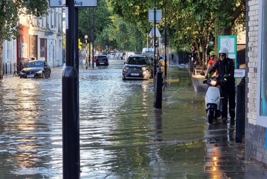 Air Menerjang Bagai Tsunami, Warga London Utara Panik - GenPI.co